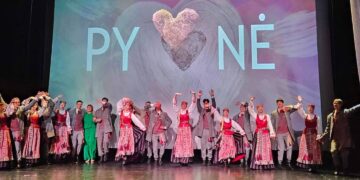 Šokių kolektyvo „Pynė“ jaunimo grupė surengė atsisveikinimo koncertą