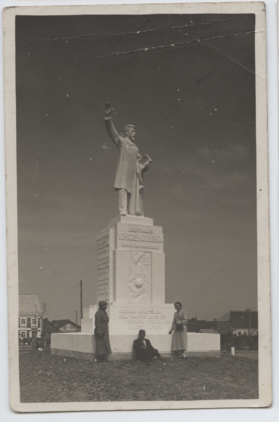 Vincas Grybas prie ką tik baigto statyti paminklo. 1934 m. Lietuvos nacionalinis muziejus