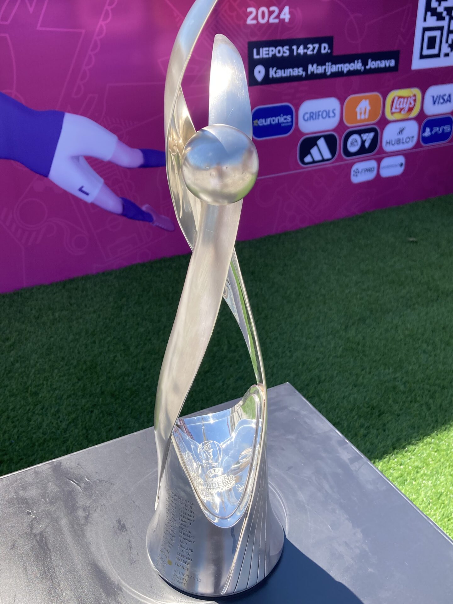 UEFA Europos merginų iki 19 m. futbolo čempionato nugalėtojų trofėjus
