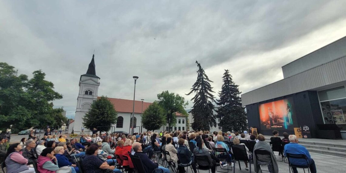 „Spindulio kinas po atviru dangumi“ startavo filmu „Tu man nieko neprimeni“