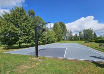 Gerdžiūnuose atnaujinta krepšinio aikštelė