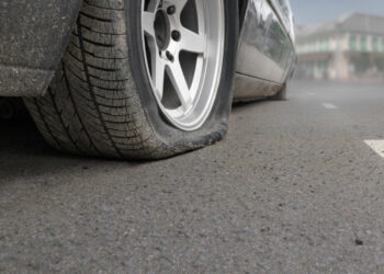 Galimas kerštas? Pradurtos visos automobilio padangos