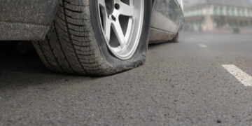 Galimas kerštas? Pradurtos visos automobilio padangos