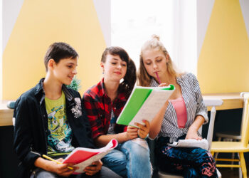 Dešimtokų ir aštuntokų žiniai: pagrindinio ugdymo pasiekimų patikrinimo „slenkstis“ nukeliamas dvejiems metams