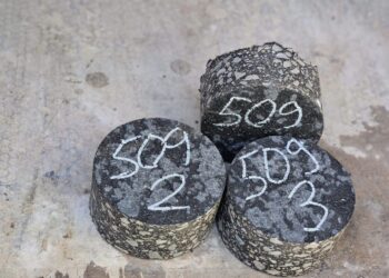 Naujai asfaltuotose Šakių rajono savivaldybės gatvėse vykdomas kokybės patikrinimas