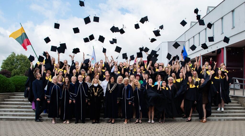 Marijampolės kolegijos absolventams įteikti aukštojo mokslo baigimo diplomai