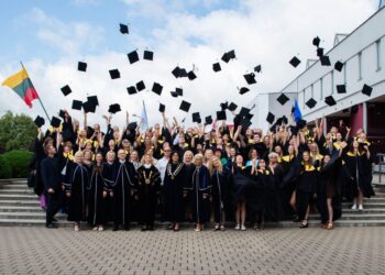 Marijampolės kolegijos absolventams įteikti aukštojo mokslo baigimo diplomai