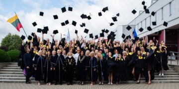 Marijampolės kolegijos absolventams įteikti aukštojo mokslo baigimo diplomai