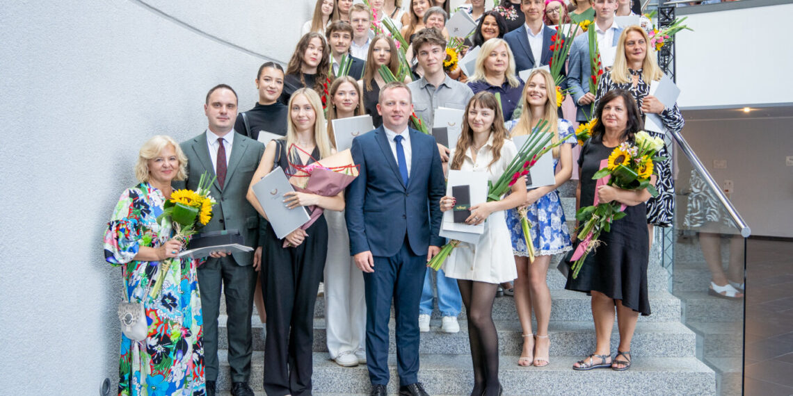 Gabus Marijampolės jaunimas - puokštė šimtukų, gimnazijų baigimai su pagyrimais ir juos ruošusių mokytojų šypsenos