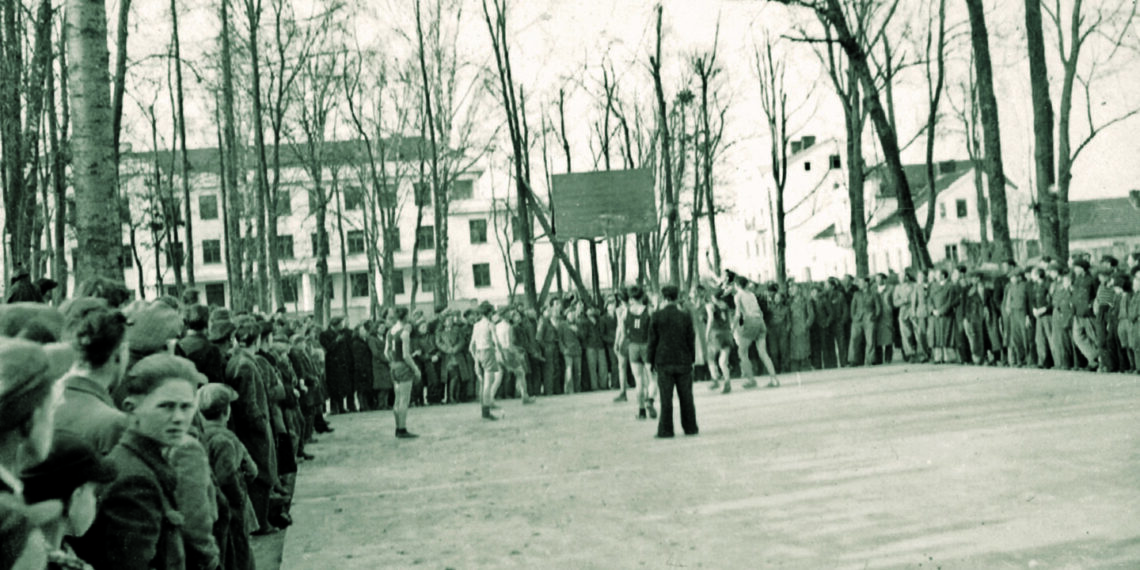 Krepšinio rungtynės Marijampolės Vytauto Didžiojo parke 1941 metais