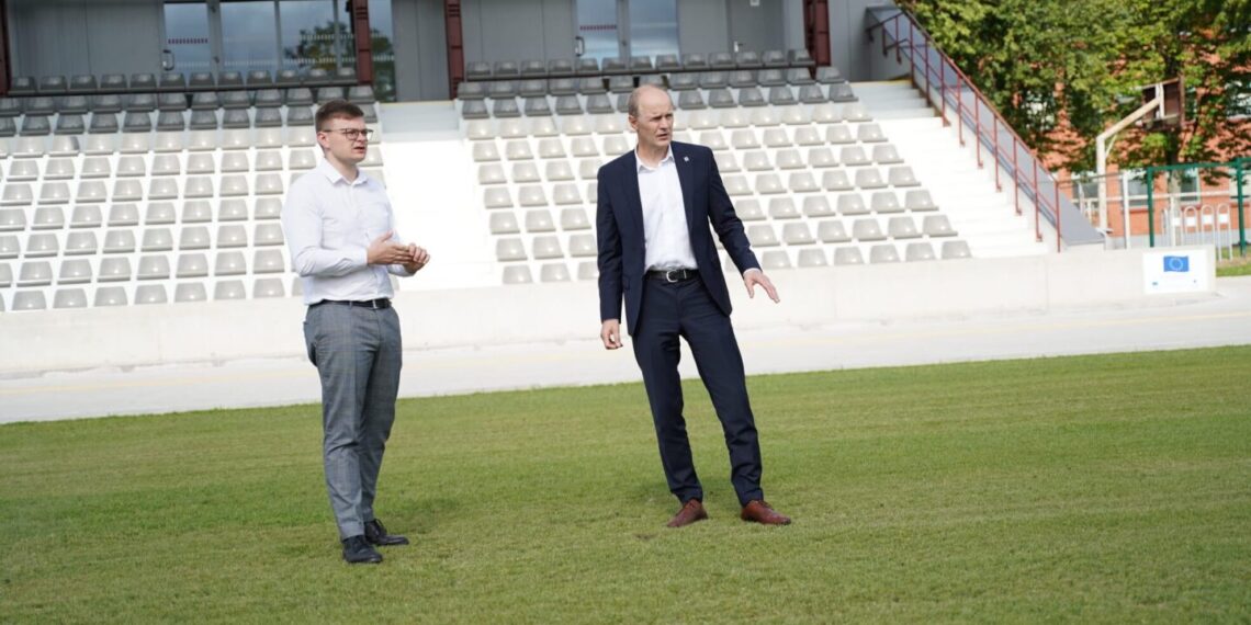 Kybartų stadione vyksta vejos paruošimo darbai