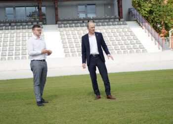 Kybartų stadione vyksta vejos paruošimo darbai