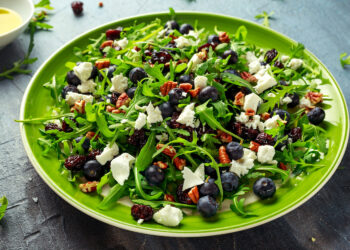 Šilauogių salotos, patiksiančios ir mažiems, ir dideliems