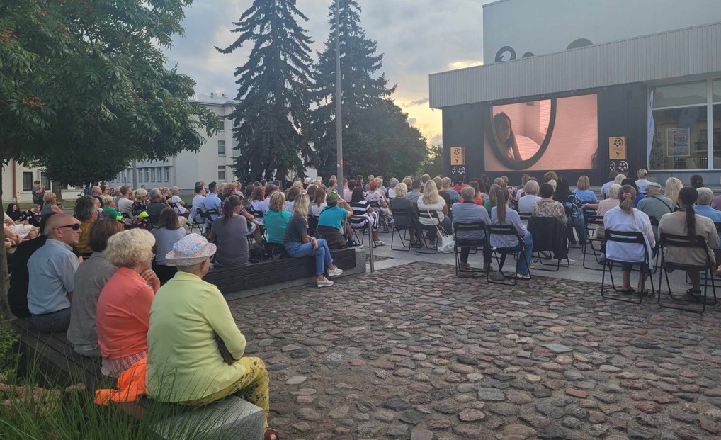 Kino mylėtojai stebėjo jau trečiąjį „Spindulio kino po atviru dangumi“ seansą