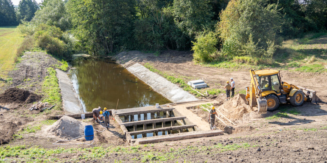 Stebuliškių tvenkinyje baigiami svarbūs hidrotechninių statinių remonto darbai