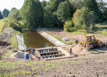 Stebuliškių tvenkinyje baigiami svarbūs hidrotechninių statinių remonto darbai