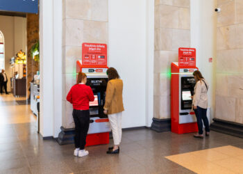 Traukinių stotyje vietoje kasos - bilietomatas