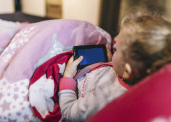 Vaikas su mobiliuoju telefonu