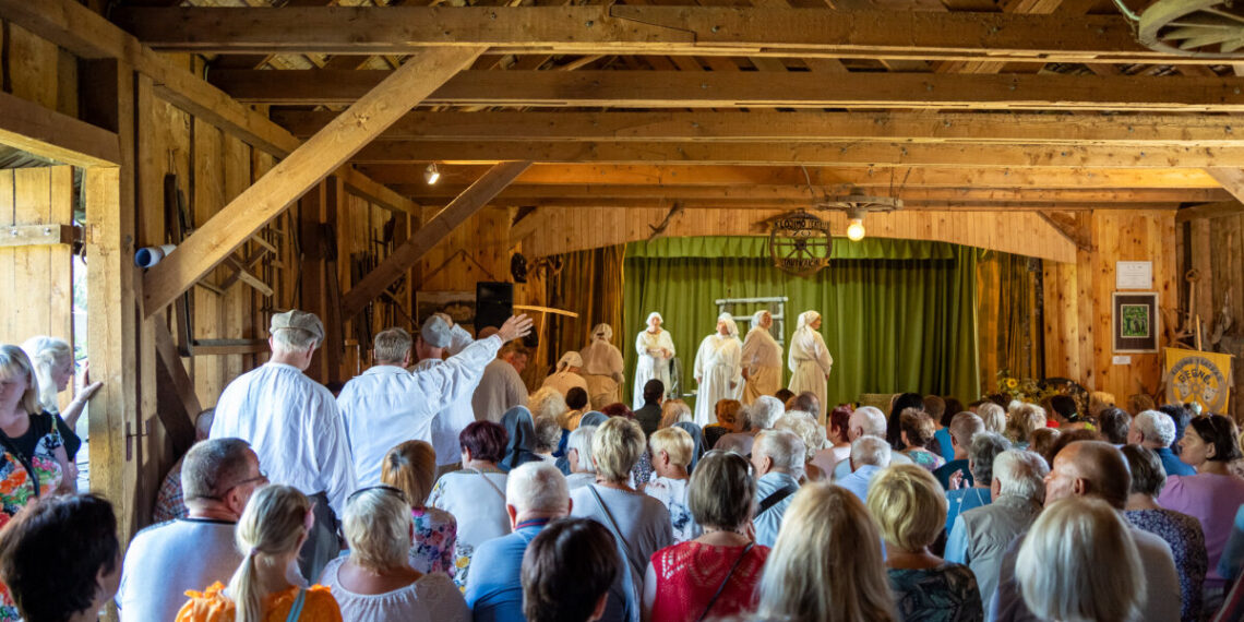 Tautkaičių klojimo teatre švęstos Žolinės