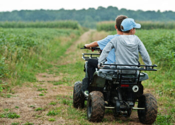 Vaikai ant keturračio