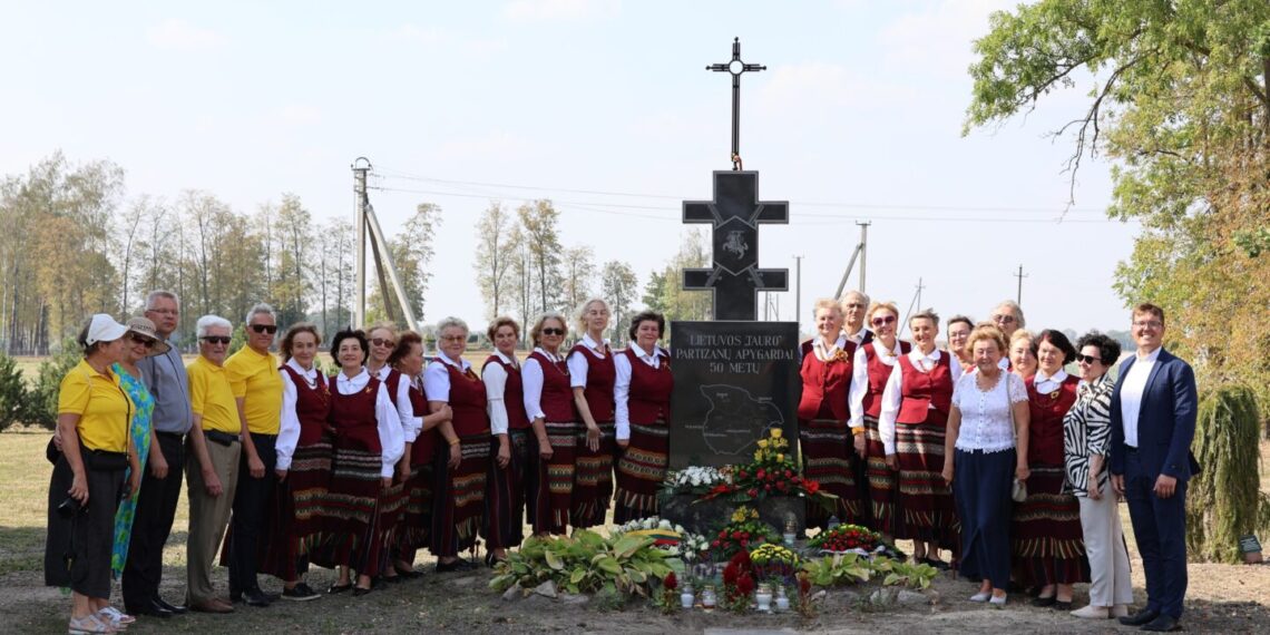 Pašventintas atstatytas paminklas Lietuvos Tauro partizanų apygardai