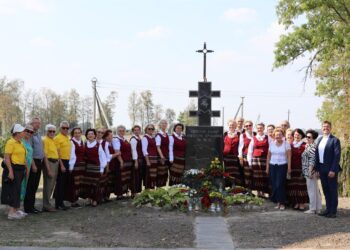 Pašventintas atstatytas paminklas Lietuvos Tauro partizanų apygardai