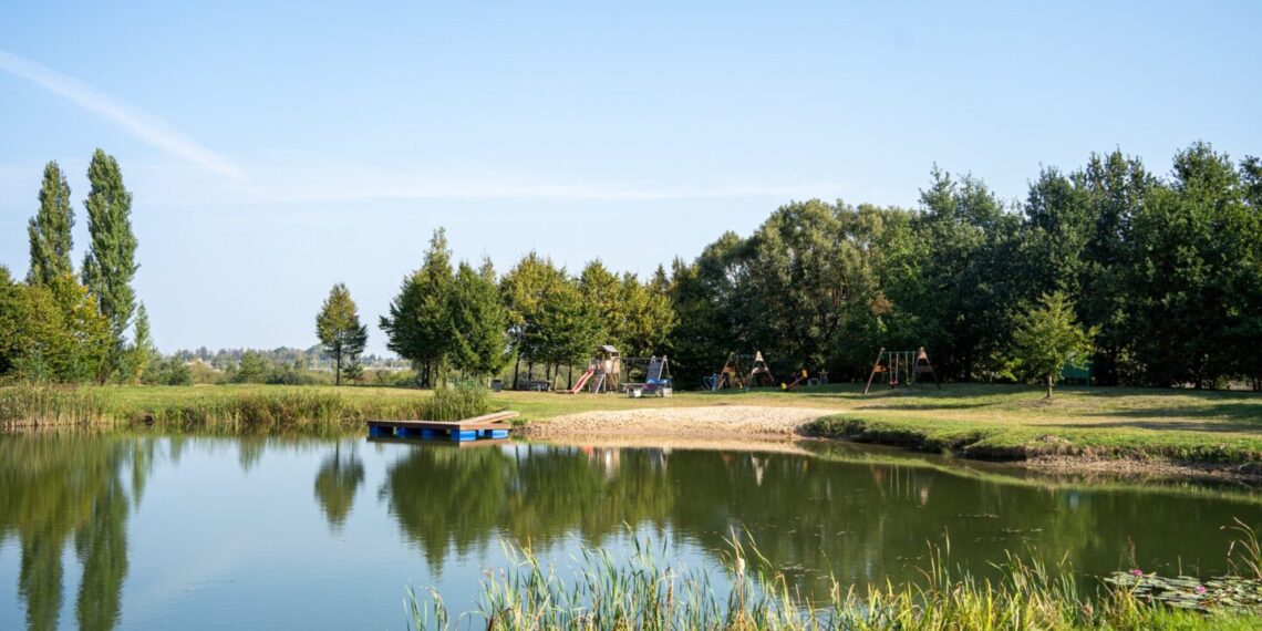 Aktyvi bendruomenė puošia Santarvės parką