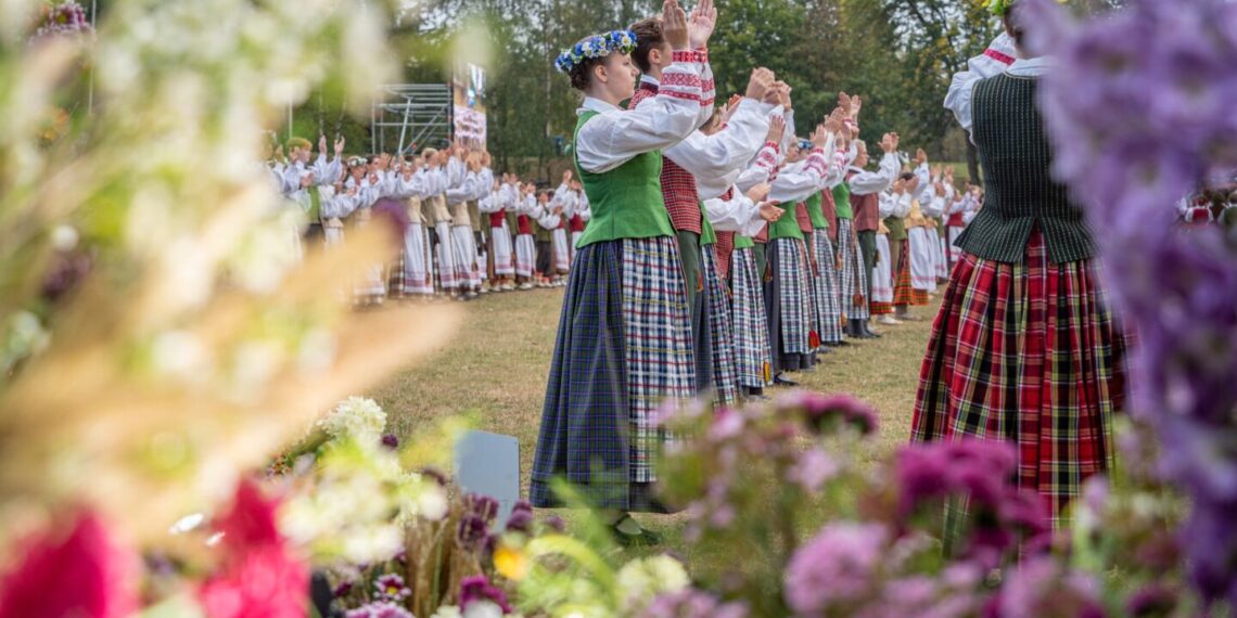 Marijampolę savaitgalį sužavėjo liaudiškų šokių kolektyvų festivalis „Vaikystės glėby“