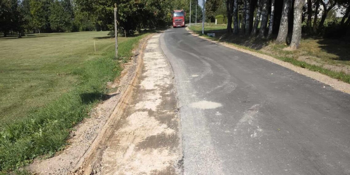 Girėnų kaime nekokybiškai paklojus asfaltą, rangovui teks šalinti padarinius