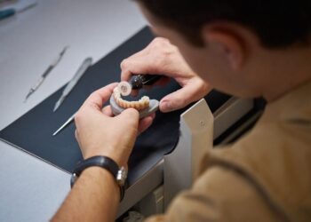 Ar dantų implantai yra saugūs ir tinkami visiems be išimties pacientams?