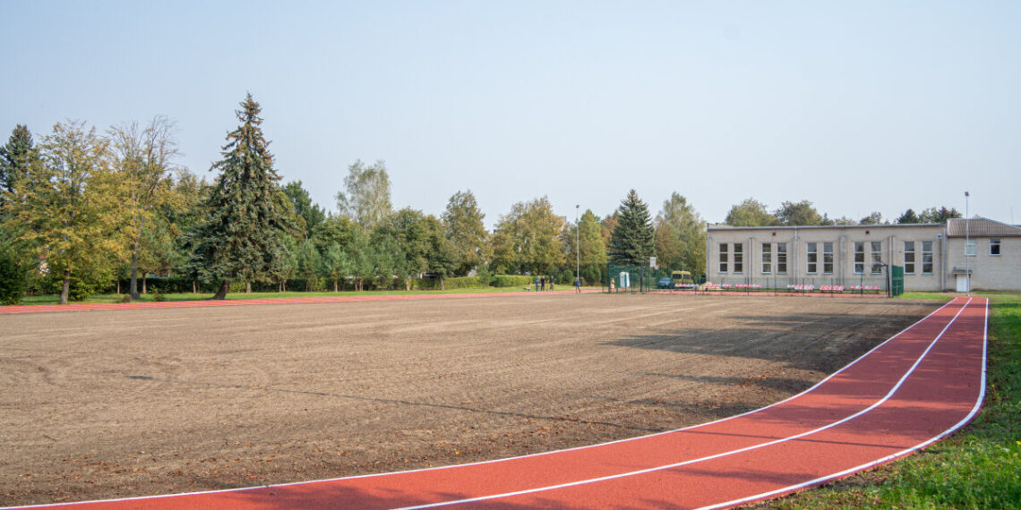 Baigiamas atnaujinti Mokolų progimnazijos stadionas