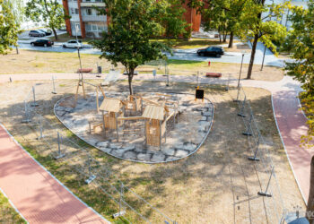 Vytauto Didžiojo parke baigiama atnaujinti vaikų žaidimo aikštelė