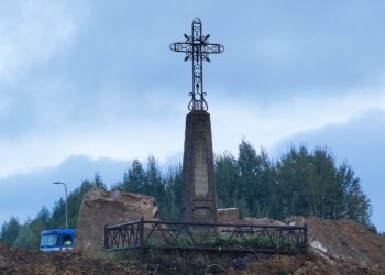 Tiesiant magistralę bus perkeliami kryžiai