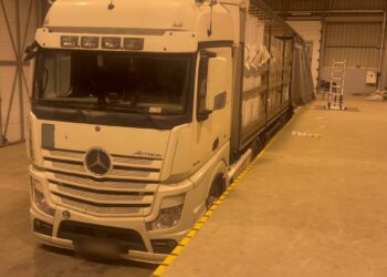 Pasienyje su Lenkija muitininkai sulaikė rekordinę nelegalių rūkalų siuntą: beveik 600 tūkst. pakelių cigarečių maskuoti sausainiais