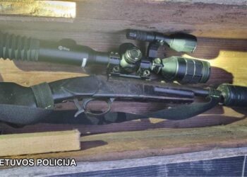 Operacijos metu rastas arsenalas nelegalių šaunamųjų ginklų / Lietuvos policijos nuotr.