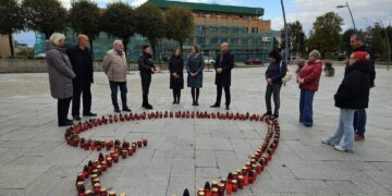 Šakių miesto skvere uždegtos žvakutės organų donorams pagerbti