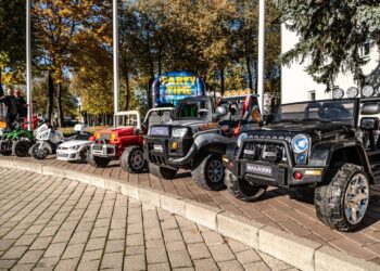 Šakiuose vyko neeilinis renginys – naktinis automobilių slalomas