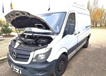 Jungtinėje Karalystėje, įtariama, vogtą mikroautobusą vairavo tokią teisę praradęs kaunietis