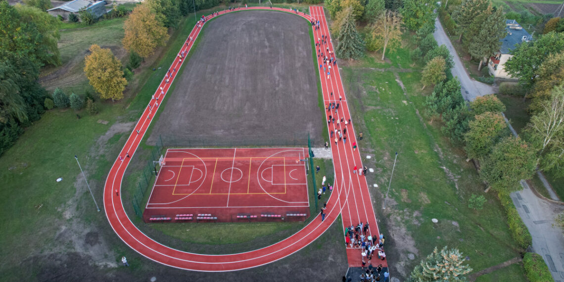 Mokolų progimnazijoje atidarytas modernus stadionas mokiniams bei visai bendruomenei