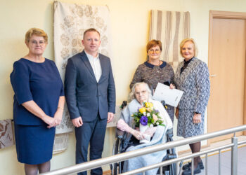 Pasveikinta šimtametė Marijampolės specialiųjų socialinės globos namų gyventoja