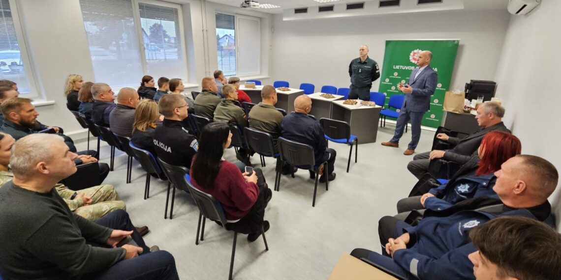 Policijos pareigūnai pasveikinti su angelų sargų diena