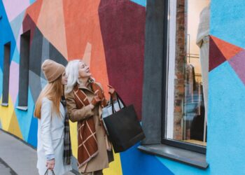 Spalvų psichologija moterų drabužiuose: kaip pasirinkti tinkamas spalvas?