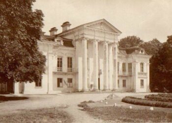 Į dešinę nuo rūmų - senasis parkas 1916 m.