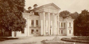 Į dešinę nuo rūmų - senasis parkas 1916 m.