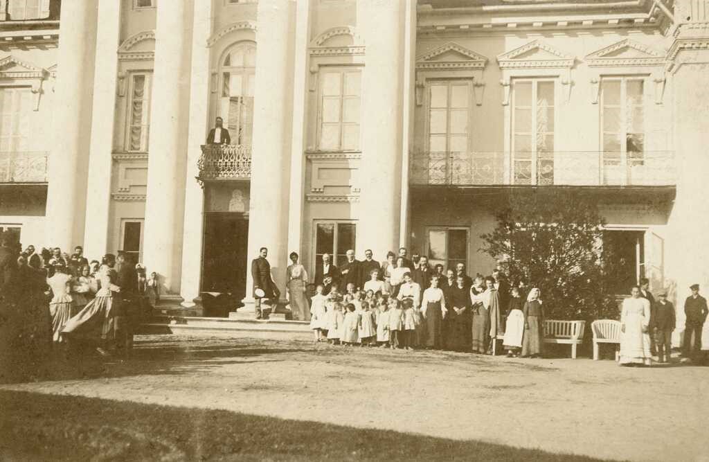 Prieš dvarą - svečių sutikimo kiemas ir ovali veja, 1903 m.