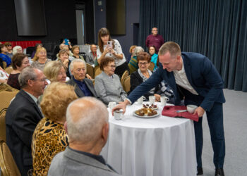 Jauki arbatėlė su meru: Tarptautinę pagyvenusių žmonių dieną senjorai šventė su muzika ir šokiais