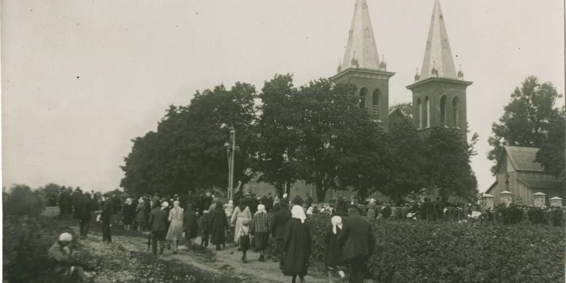 Žmonės eina į Alvito Šv. Onos bažnyčią, 1926 m. Nacional M.K. Čiurlionio dailės muziejus