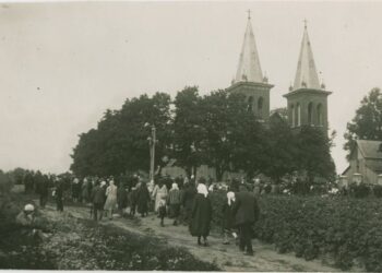 Žmonės eina į Alvito Šv. Onos bažnyčią, 1926 m. Nacional M.K. Čiurlionio dailės muziejus