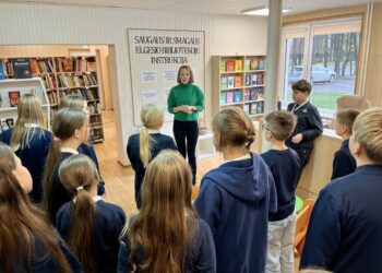 Vaikai susipažino su bibliotekos darbo aspektais