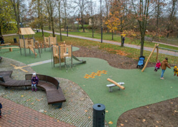 Marijampolės Poezijos parke – atnaujinta vaikų žaidimų aikštelė laukia mažųjų lankytojų